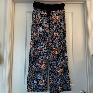 Sweet Pea Lounge Pants. Size Medium.